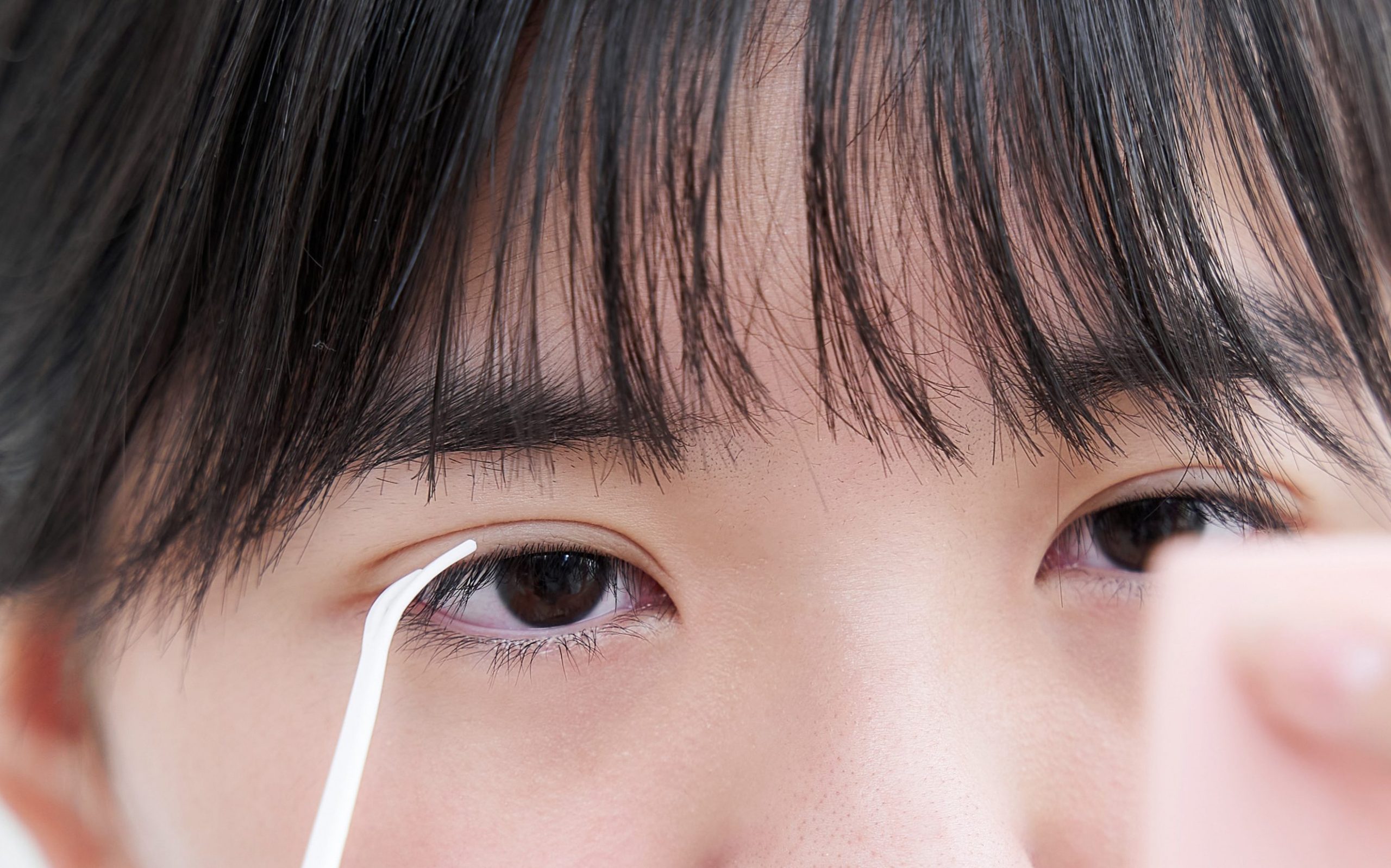 二重瞼を作る日本人女子中学生